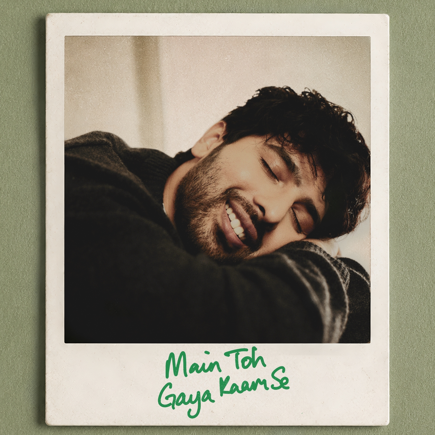 Main Toh Gaya Kaam Se — Armaan Malik album artwork, a handwritten note taped to an olive green wall with a dried baby's breath sprig